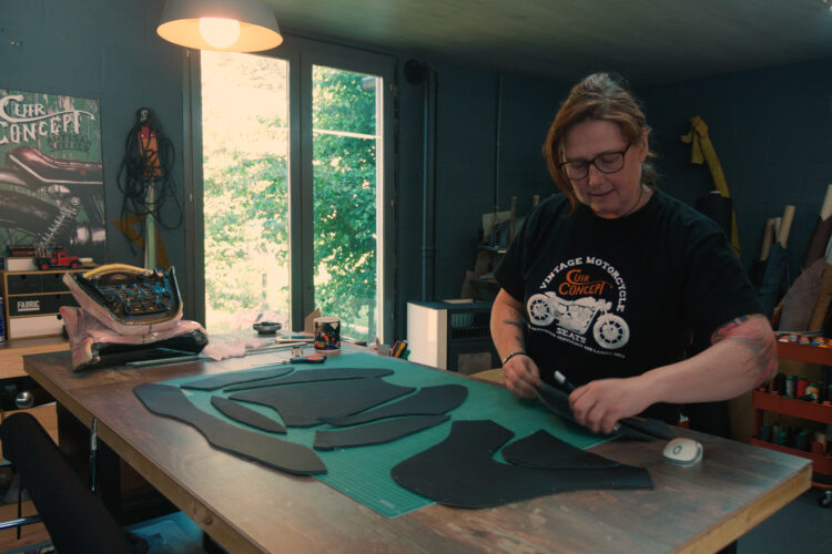 Sellière en train d'assembler les tissus d'une selle