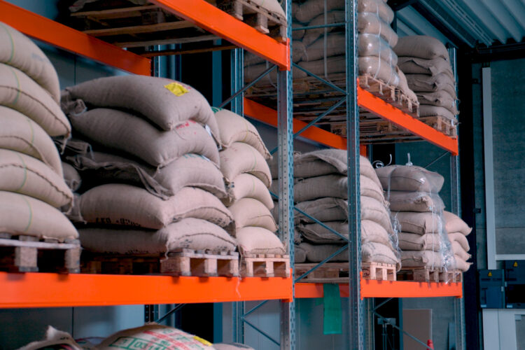 Réserve des sacs de grain de café