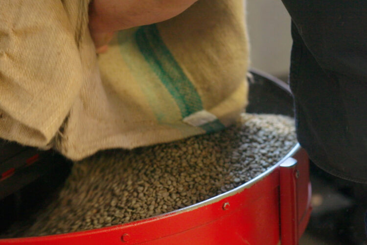 Grains de café destinés au four