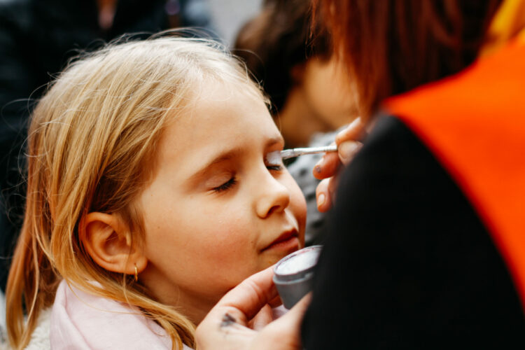 enfant en train de se maquiller