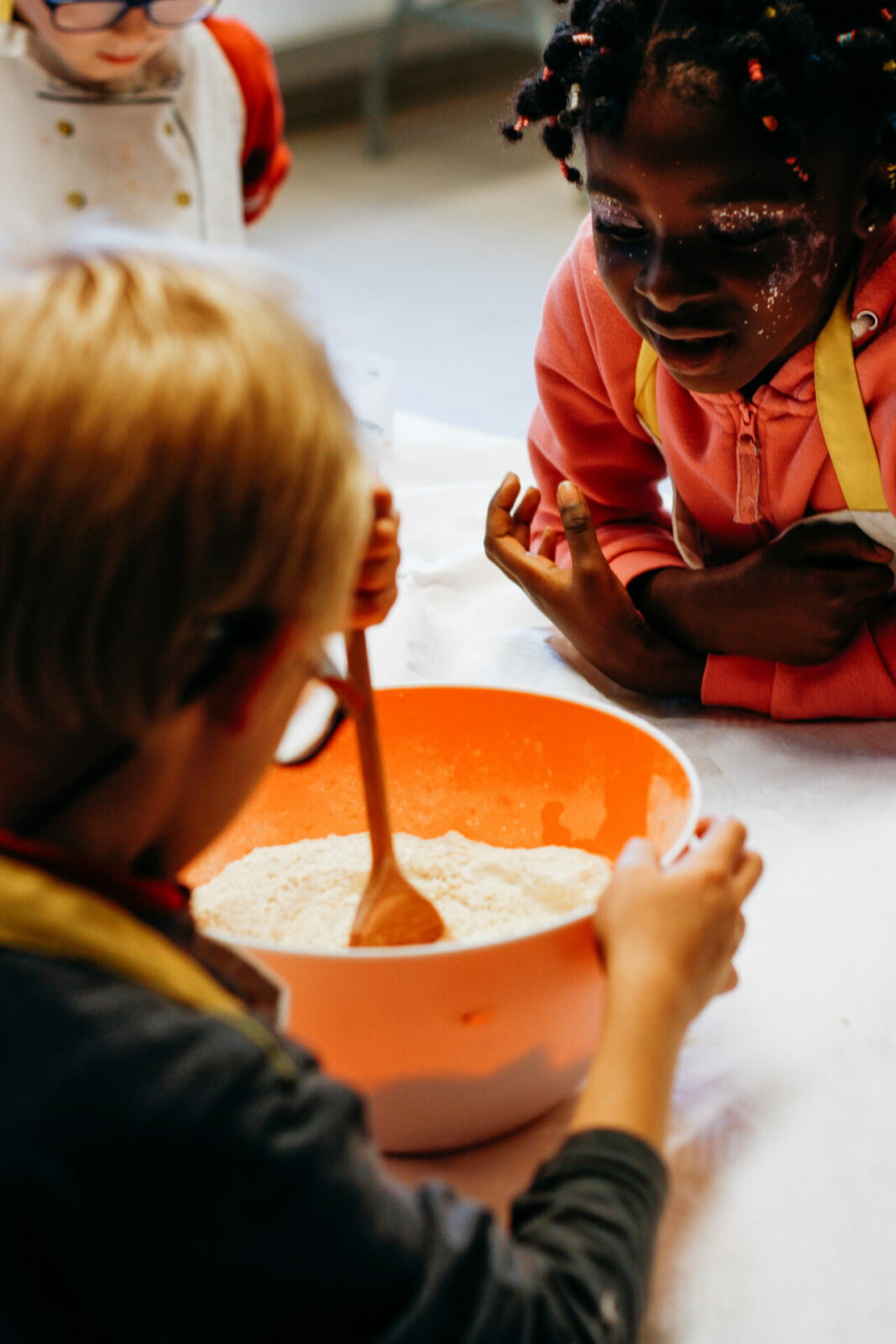 Enfants en train de cuisiner