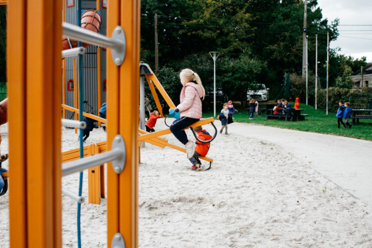 Fille en train de jouer