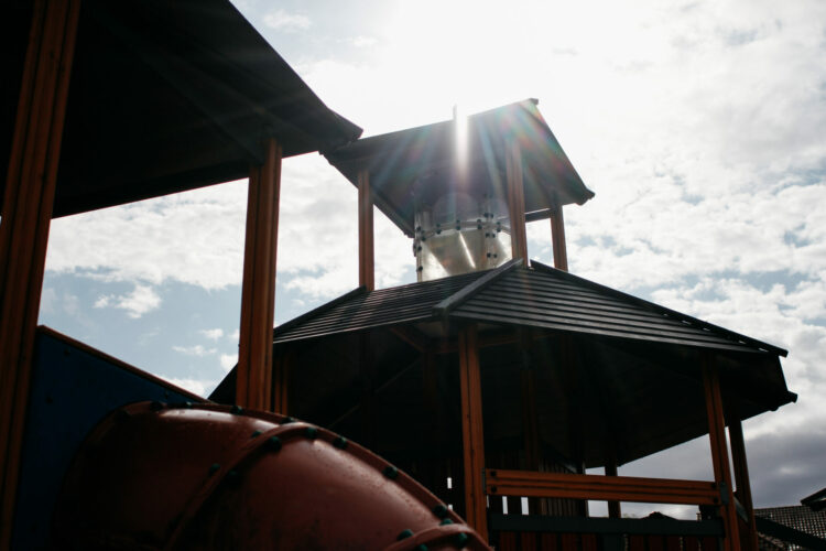 plaine de jeux en été