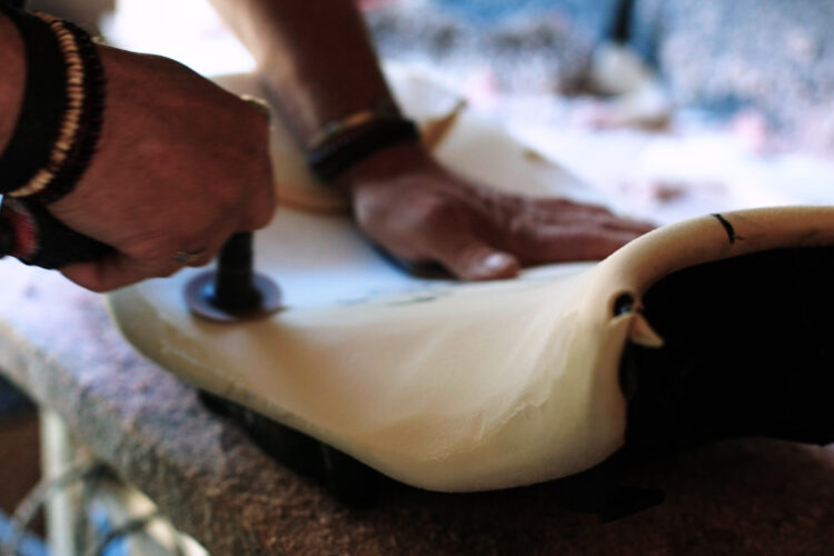 Sellier en train de réduire le mousse d'une selle