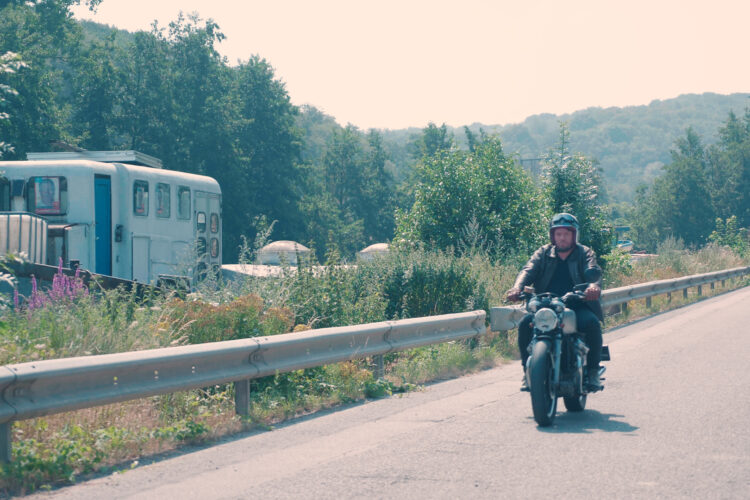 Motard en train de rouler
