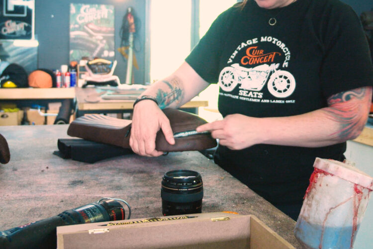 Phares intégrés à la selle de moto