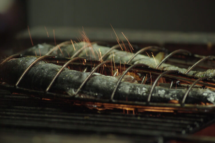 Poissons en train de griller