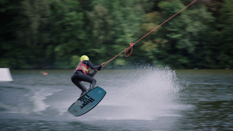 Milieubewust waterskiën? In Charleroi Métropole kan dat