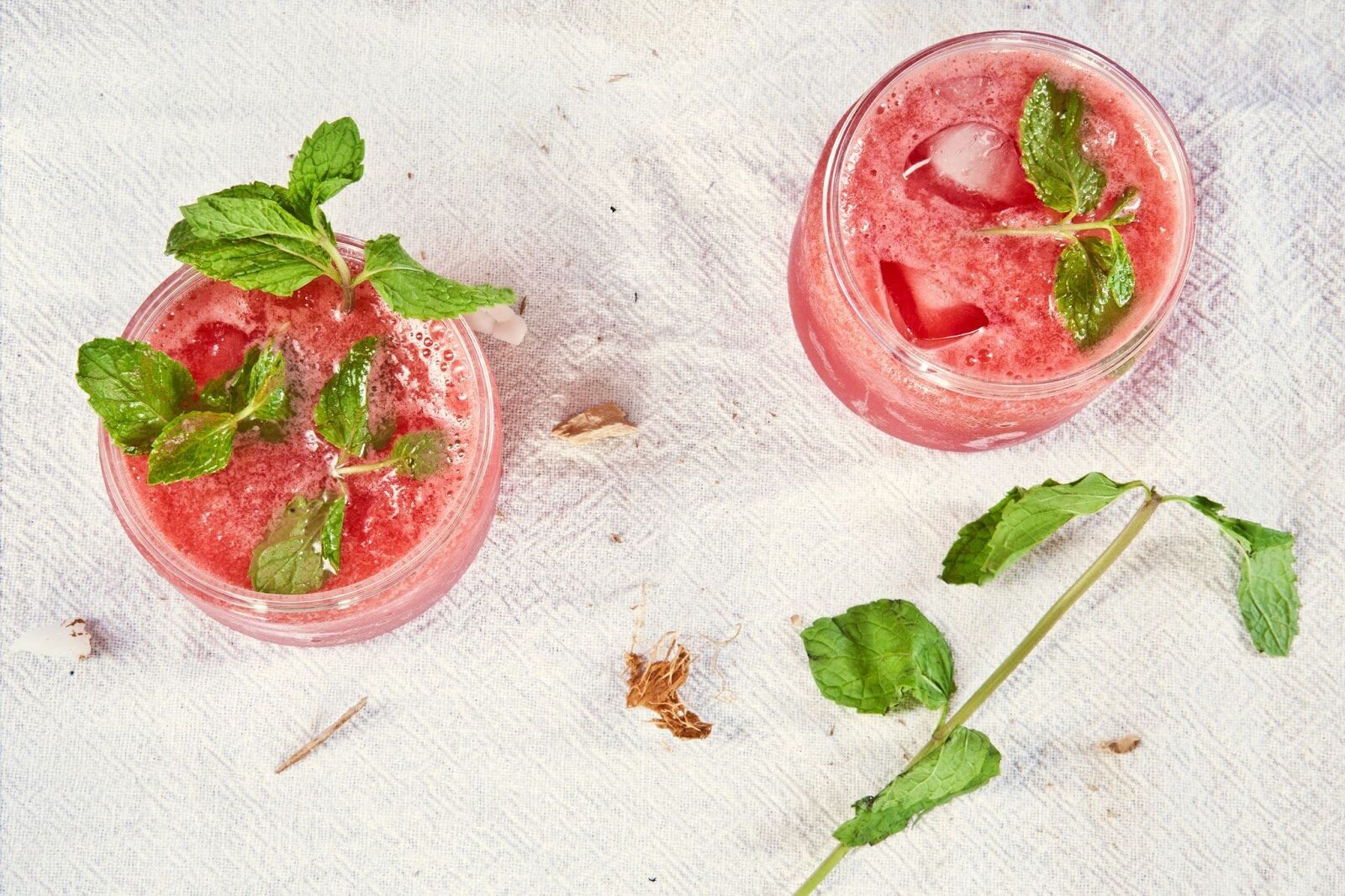 Dégustez le Red Villée, un cocktail de la Distillerie de Biercée à base de canneberges.